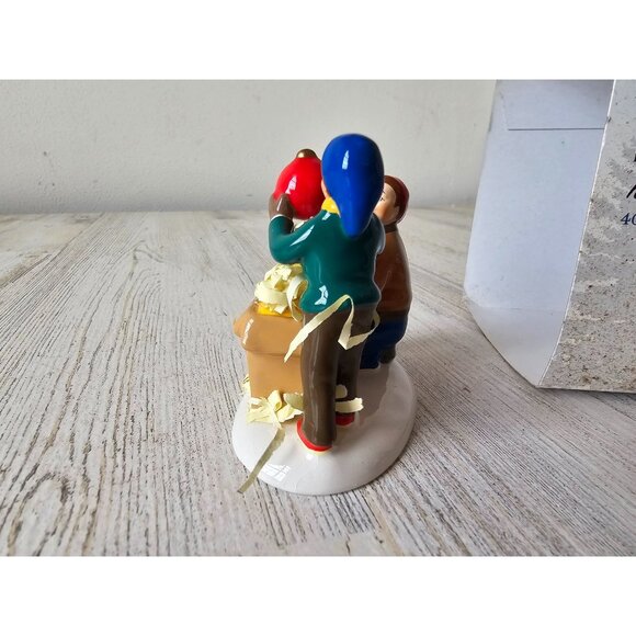 Dept 56 holiday helper 4036572 - Picture 4 of 8